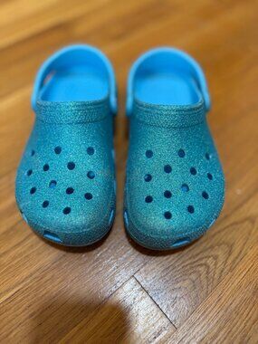 Crocs Kids Girl's Classic Iridescent Blue Glitter Clog Size J3
